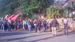 Cubanos viven desorden y desinformación a las afueras de la Embajada de Colombia en La Habana