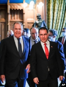 El ministro de Relaciones Exteriores ruso, Sergey Lavrov, izquierda, y el ministro de Relaciones Exteriores de Venezuela, Jorge Arreaza, ingresan a una sala para las conversaciones en Moscú, Rusia, el 22 de junio de 2021. (Yuri Kochetkov/Pool Photo vía AP)