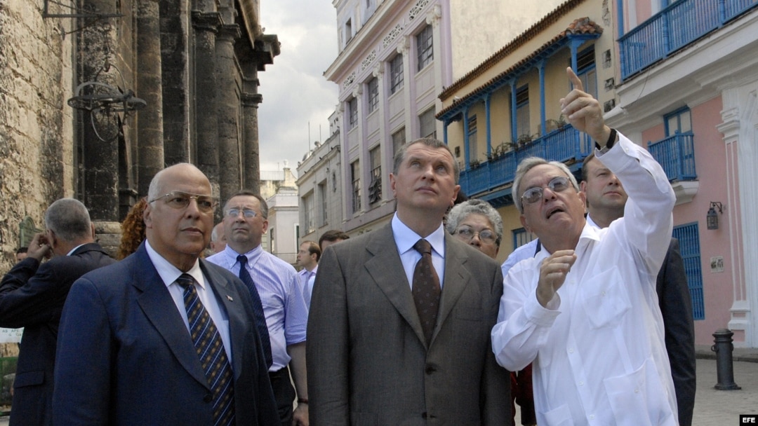 ARCHIVO. Igor Ivanovich Sechin visita el Centro Histórico de La Habana Vieja, acompañado por Ricardo Cabrisas (i) y el historiador de la ciudad Eusebio Leal.