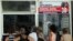 Fotografía de este 19 de septiembre de 2014 de Varias personas haciendo fila para comprar en un establecimiento en La Habana, Cuba. El largo tránsito hacia la unificación monetaria en Cuba ha dado ya un paso fundamental con la aceptación de pesos cubanos 
