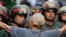 Una mujer venezolana trata de impedir el avance de agentes de la Guardia Nacional Bolivariana.