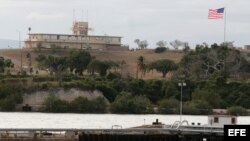 GNS06 - BASE NAVAL ESTADOUNIDENSE DE GUANTÁNAMO (CUBA), 28/02/06.- Foto de archivo (14/02/06) en la que se ve el edificio usado como sede de los tribunales de justicia especiales de Guantánamo (Cuba), donde desde mañana, miércoles 1 de marzo, comparecerán