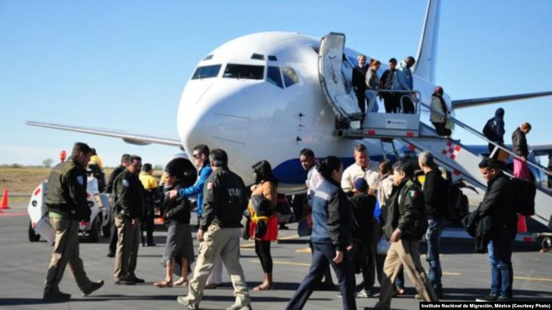 Llegada a Nuevo Laredo del primer vuelo directo con migrantes cubanos desde Costa Rica.