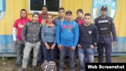 Grupo de cubanos retenidos por la Policía de Honduras.