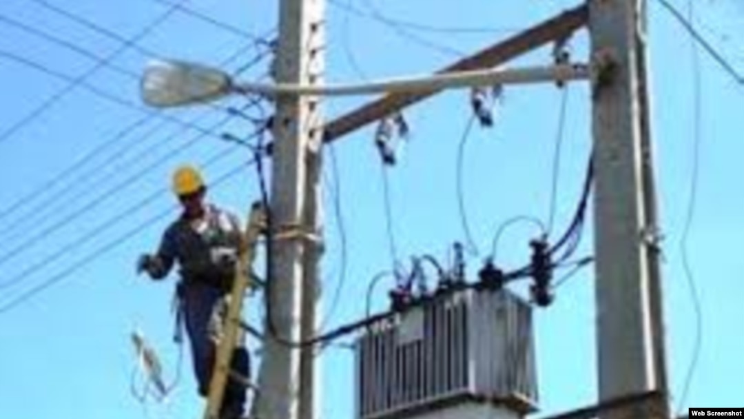 Cuba empresa eléctrica realiza reparaciones
