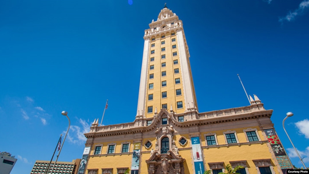 La Torre de la Libertad, hito del paisaje y la historia de Miami.