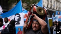 Un hombre toca un tambor durante una protesta para exigir empleos, beneficios sociales para los desempleados y más alimentos para los comedores populares en medio de una inflación vertiginosa, en Buenos Aires, Argentina, el 24 de agosto de 2023. (Foto AP/Victor R. Caivano )