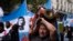 Un hombre toca un tambor durante una protesta para exigir empleos, beneficios sociales para los desempleados y más alimentos para los comedores populares en medio de una inflación vertiginosa, en Buenos Aires, Argentina, el 24 de agosto de 2023. (Foto AP/Victor R. Caivano )