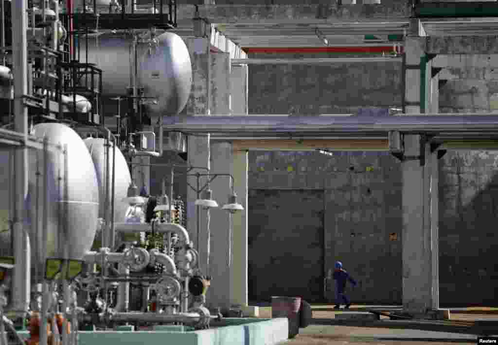 Los funcionarios de Cienfuegos mostraron a los periodistas un proyecto de apartamentos de 1.500 unidades para albergar a unos 5.000 trabajadores que construir&iacute;an la expansi&oacute;n.