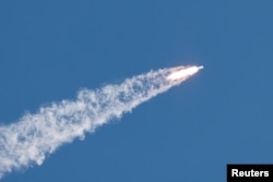 Un cohete SpaceX Falcon Heavy despega para la misión Europa Clipper para estudiar una de las 95 lunas de Júpiter, en el Centro Espacial Kennedy en Cabo Cañaveral, Florida, EE.UU. el 14 de octubre de 2024. REUTERS/Joe Skipper