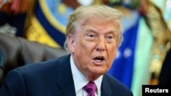 El presidente Donald Trump firma órdenes ejecutivas en la Casa Blanca. 