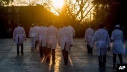 Una brigada de médicos cubanos que trabajarán en el exterior para combatir el COVID-19.