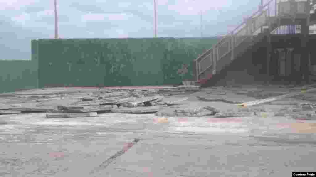 Asfalto levantado por el mar en la gasolinera Riviera, en Malecón y Paseo. (Foto de Manuel Guerra/ Cubanet)