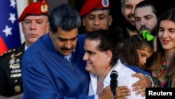 En esta foto de archivo, el entonces gobernante venezolano Nicolás Maduro recibe a  Alex Saab, en diciembre de 2023, horas después de ser liberado por Estados Unidos.