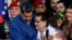 En esta foto de archivo, el entonces gobernante venezolano Nicolás Maduro recibe a  Alex Saab, en diciembre de 2023, horas después de ser liberado por Estados Unidos.
