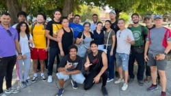 Jóvenes cristianos acompañan a la madre de Karel Daniel Hernández durante la citación policial.