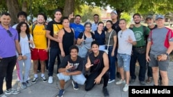 Jóvenes cristianos acompañan a la madre de Karel Daniel Hernández durante la citación policial.