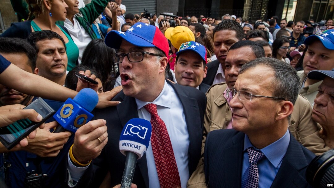 El diputado de la Mesa de Unidad Democrática (MUD) Julio Borges habla con la prensa a su llegada para la instalación de la Asamblea Nacional. EFE