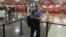 Michel Matos en el aeropuerto de La Habana, tras recibir la noticia de que está "regulado". 