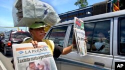 En Managua, venta del diario La Prensa. (AP/Ariel Leon).