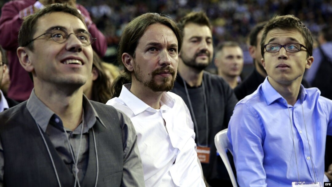 El líder de Podemos, Pablo Iglesias (c), Juan Carlos Monedero (i) e Iñigo Errejón (d), en la Asamblea Ciudadana "Sí Se Puede".