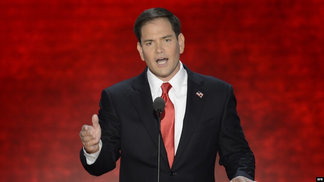 El senador estadounidense de la Florida Marco Rubio presenta a Mitt Romney en la Convención Nacional Republicana en Tampa. el apoyo de los votantes para "restaurar la promesa de EE.UU.", según los extractos de su discurso en el que asegura que las promes