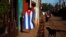 Una persona camina vistiendo una bandera cubana el Alquizar. REUTERS/Tomas Bravo 