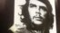 Cartel del Che Guevara expuesto en Connecticutt, en el que aparece una pintada con "asesino".