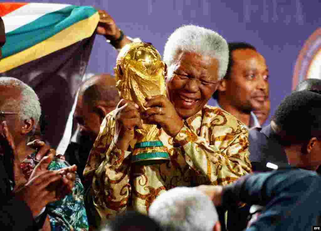 Fallece el ex presidente sudafricano Nelson Mandela a los 95 años de edad