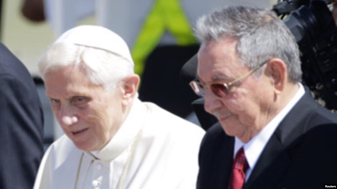 El Papa junto al gobernante Raúl Castro