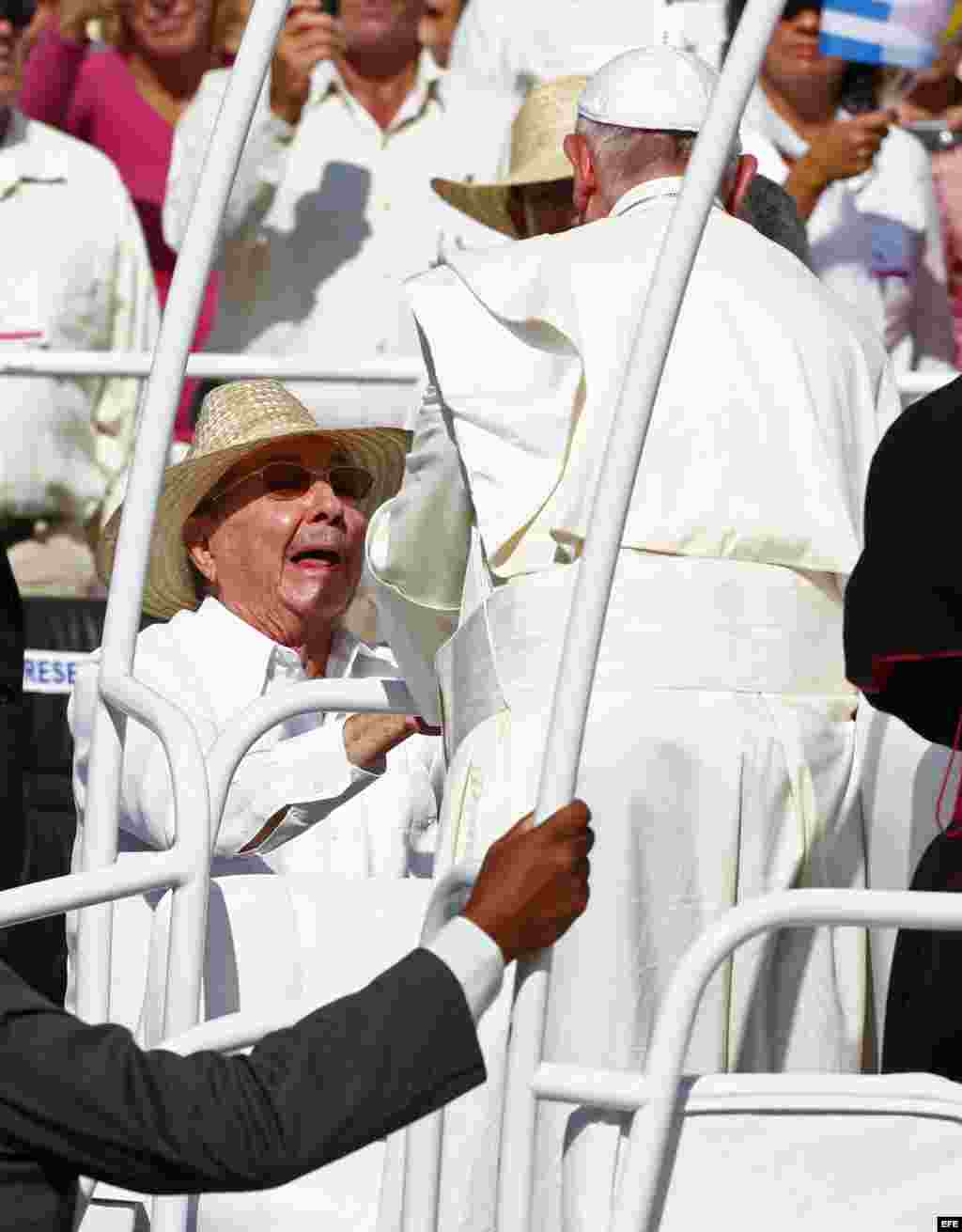 El Papa Francisco saluda a Raúl Castro (i) hoy, lunes 21 de septiembre de 2015, durante una misa en la Plaza de la Revolución Calixto García, en Holguín