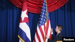 Banderas de Cuba y los Estados Unidos en la embajada cubana en Washington. REUTERS/Chip Somodevilla/Pool