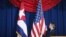 Banderas de Cuba y los Estados Unidos en la embajada cubana en Washington. REUTERS/Chip Somodevilla/Pool