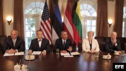 El presidente Barack Obama con los mandatarios Toomas Hendrik Ilves (2do i) de Estonia, Dalia Grybauskaite de Lituania (2da d), y Andris Berzin de Letonia (i). 