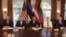 El presidente Barack Obama con los mandatarios Toomas Hendrik Ilves (2do i) de Estonia, Dalia Grybauskaite de Lituania (2da d), y Andris Berzin de Letonia (i). 