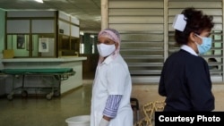 Trabajadores de salud en una policlínico de La Habana. YAMIL LAGE / AFP