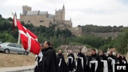 Caballeros de la Soberana Orden Militar de Malta van de camino a la iglesia de la Veracruz en Segovia.