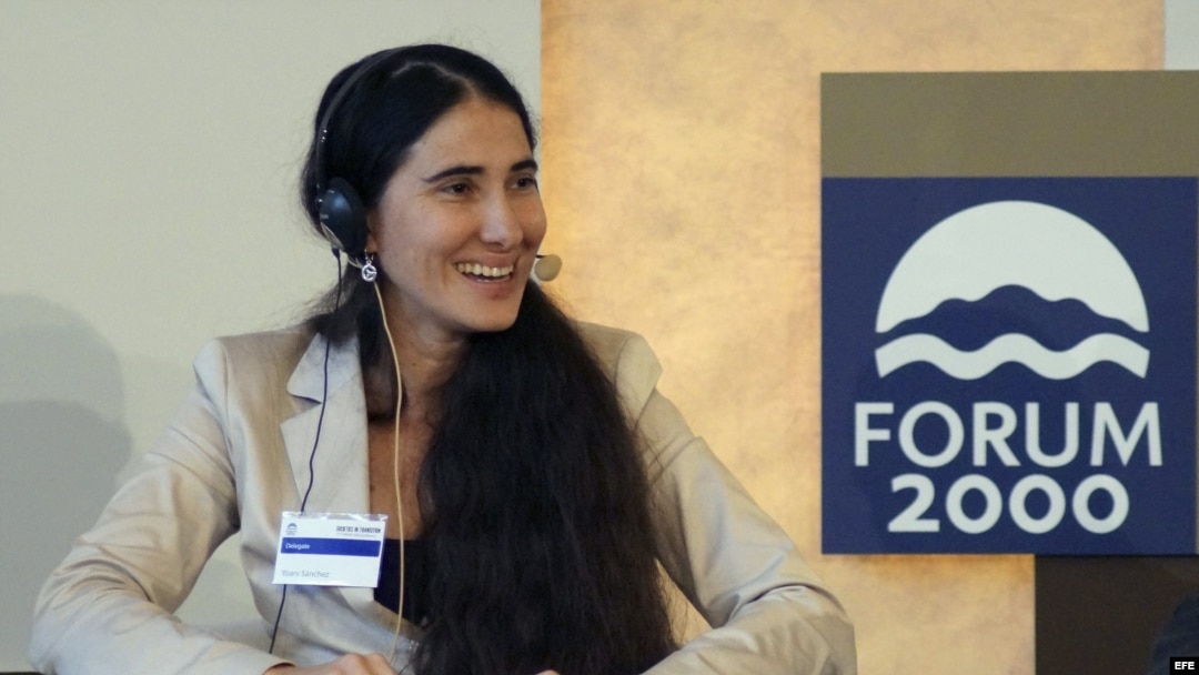 La bloguera y disidente cubana Yoani Sánchez participa en la capital checa en el Forum 2000.