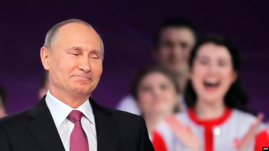 El presidente de Rusia, Vladímir Putin, sonríe durante un foro con voluntarios celebrado en Moscú.