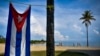 Una bandera cubana en la Playa de Bacuranao. AFP/ Yamil Lage / AFP