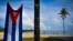 Una bandera cubana en la Playa de Bacuranao. AFP/ Yamil Lage / AFP