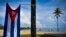Una bandera cubana en la Playa de Bacuranao. AFP/ Yamil Lage / AFP