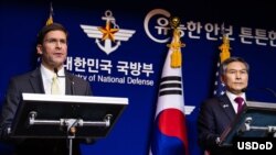 Secretario de Defensa (i) Mark T. Esper con su colega surcoreano Jeong Kyeong-doo