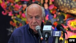 El escritor uruguayo Eduardo Galeano realiza una lectura de su obra en la Casa de las Américas, en La Habana, Cuba 