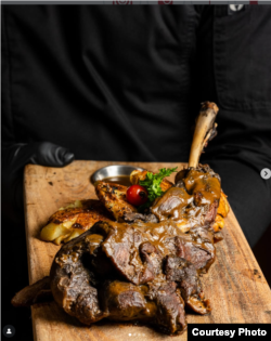  El exclusivo Tomahawk Gallego en los restaurantes de Cristina Lage supera los 114 dólares. 