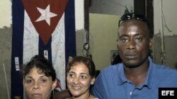 Jorge Luis García Pérez, Antúnez, junto a dos mujeres miembros de la oposición.