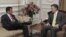 Fotografía de archivo del líder opositor venezolano Henrique Capriles (i) hablando con el presidente colombiano, Juan Manuel Santos. 