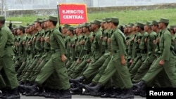 Soldados cubanos en un desfile militar en 2004.