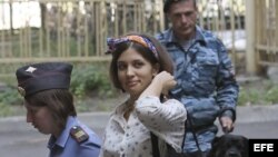 Archivo.Nadezhda Tolokónnikova, componente grupo punk ruso Pussy Riot, escoltada al tribunal Jamóvniki de Moscú (Rusia) para asistir a una sesión de su juicio en 2012. 