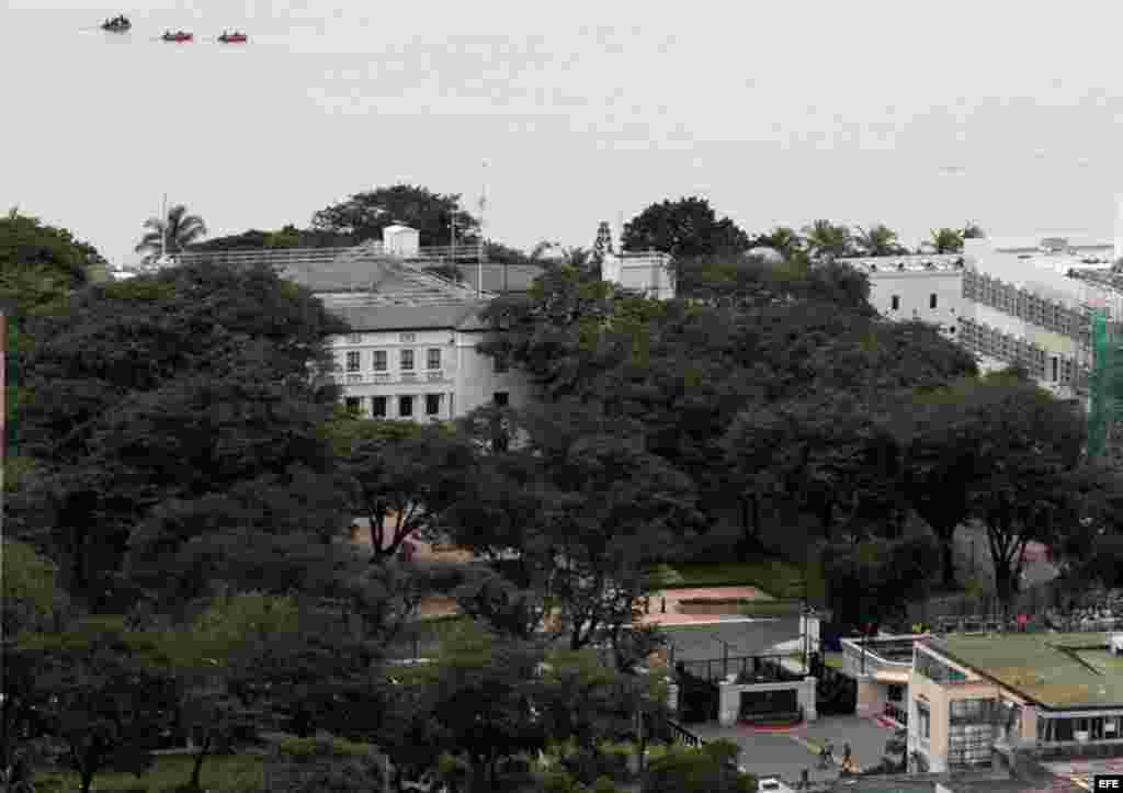 Miembros del equipo de la unidad de élite antiterrorista de la Guardia Costera Filipina patrullan los alrededores de la embajada estadounidense en Manila, Filipinas, hoy jueves 13 de septiembre de 2012. El presidente de los Estados Unidos, Barack Obama, a